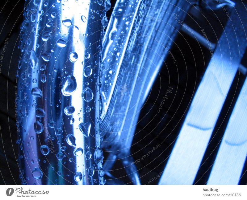 metallic-Nass nass Häusliches Leben Stuhl sitzen Wasser Regen Wassertropfen blau