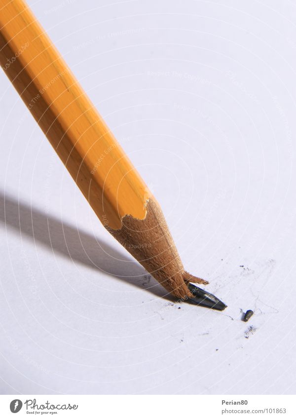 ABBRUCH! (Minenunglück II) Bleistift Schreibstift kaputt Nahaufnahme Makroaufnahme Bleistiffte Pencil orange break Bruchstück schreiben Schreibwerkzeug Desaster