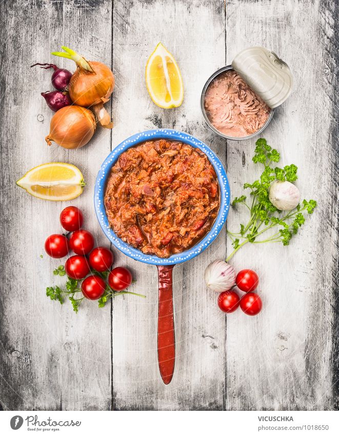 Tomatensoße mit Tunfisch und Zutaten Lebensmittel Fisch Gemüse Kräuter & Gewürze Öl Ernährung Mittagessen Festessen Bioprodukte Vegetarische Ernährung Diät