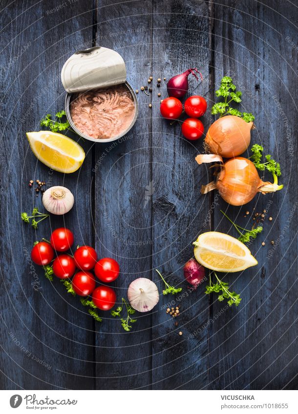 Tomatensauce mit Thunfisch, Zutataten Lebensmittel Fisch Gemüse Kräuter & Gewürze Öl Ernährung Mittagessen Festessen Bioprodukte Vegetarische Ernährung Diät