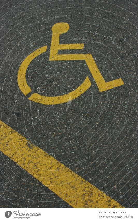 Rollstuhl Downhill gelb grau Beschriftung Piktogramm Logo Behinderte Parkplatz Geschwindigkeit Aktion außergewöhnlich Streifen Beton Straßennamenschild