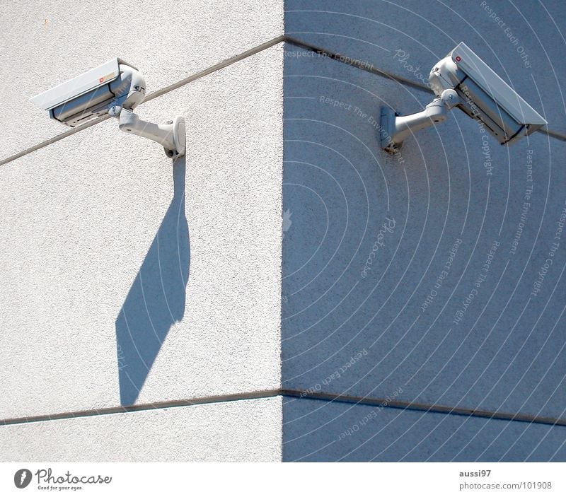 Präventionsstaat II Überwachung beobachten Aufzeichnen überwachen Fahndung präventiv Fenster Öffentlicher Dienst Angst Panik Fotokamera aufzeichnung 1984