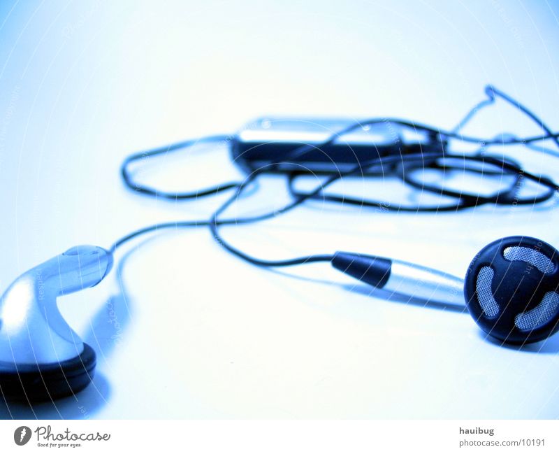 MusikLeere MP3-Player ruhig weiß Denken Erholung Einsamkeit Entertainment Nahaufnahme leer blau Technik & Technologie Kabel hell Nachdenken