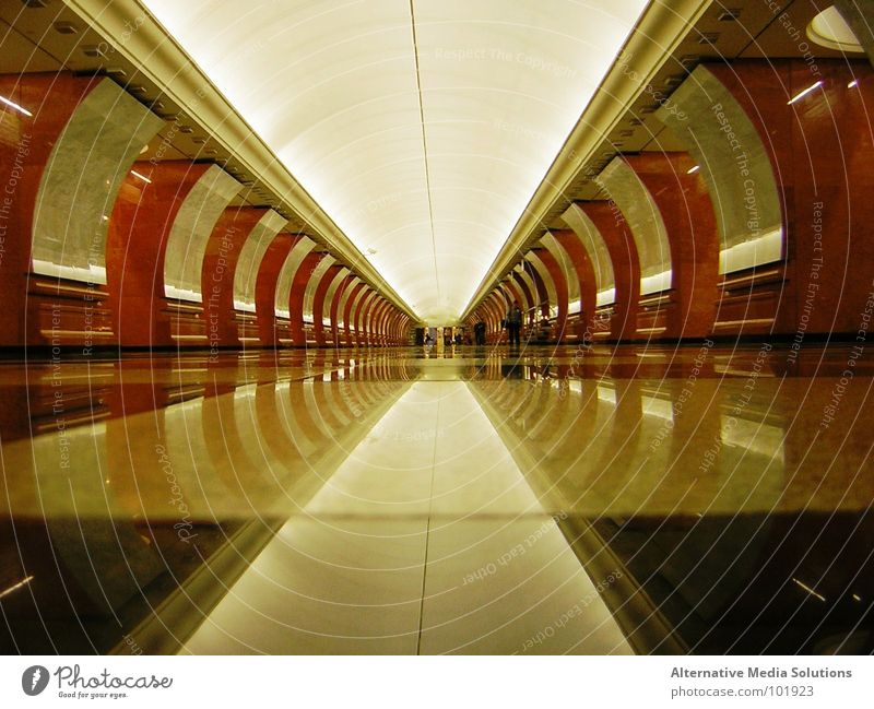 Moskau Ubahn U-Bahn Tunnel Reflexion & Spiegelung Symmetrie Ferne Russland