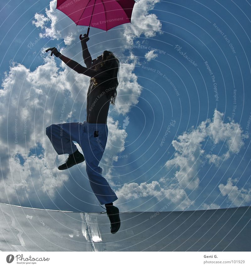 junger Hüpfer Zufall Mann Junger Mann langhaarig blond dünn Regenschirm Patron Dürre rosa weiß springen hüpfen gestikulieren Wolken himmlisch himmelblau
