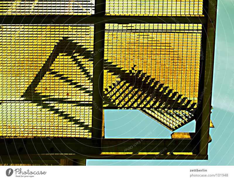 Balkon {m} = balcony Gitter Pferch Rampe verladen Eisen Raster Froschperspektive Detailaufnahme Vergänglichkeit obskur gutter Rost Schatten