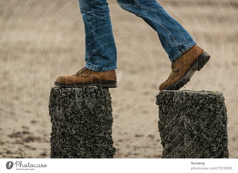 Schrittweise... Beine Fuß 1 Mensch Sand Strand Nordsee Mole Jeanshose Schuhe gehen blau braun Tapferkeit Optimismus Erfolg Gelassenheit Selbstbeherrschung