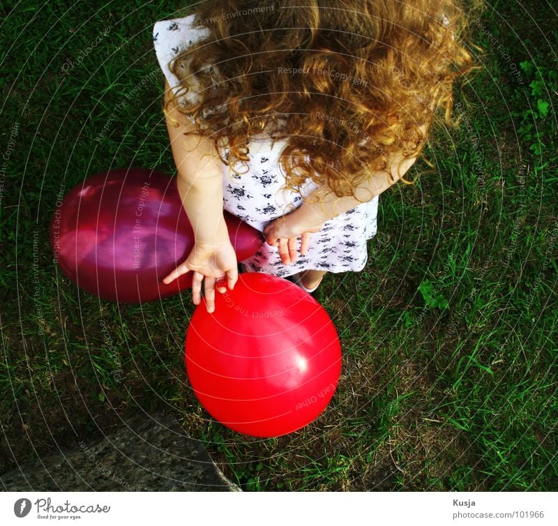Mausejule Mädchen rot grün Gras blond Spielen Sommer Locken Freizeit & Hobby Stimmung Leben Kind verstecken Freude Feste & Feiern Natur Luftballon