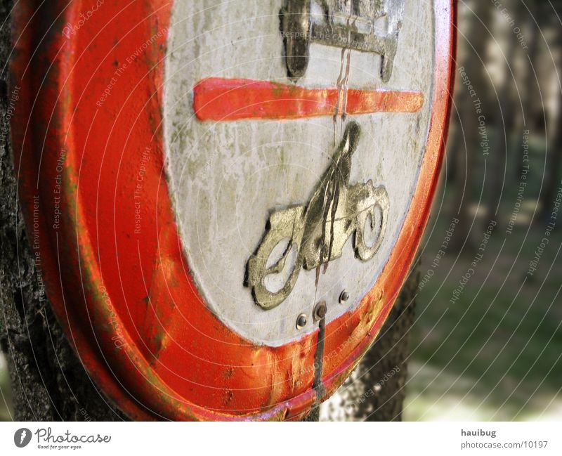 Schild im Wald Verkehr Verkehrsschild Verbote Motorrad Schilder & Markierungen PKW
