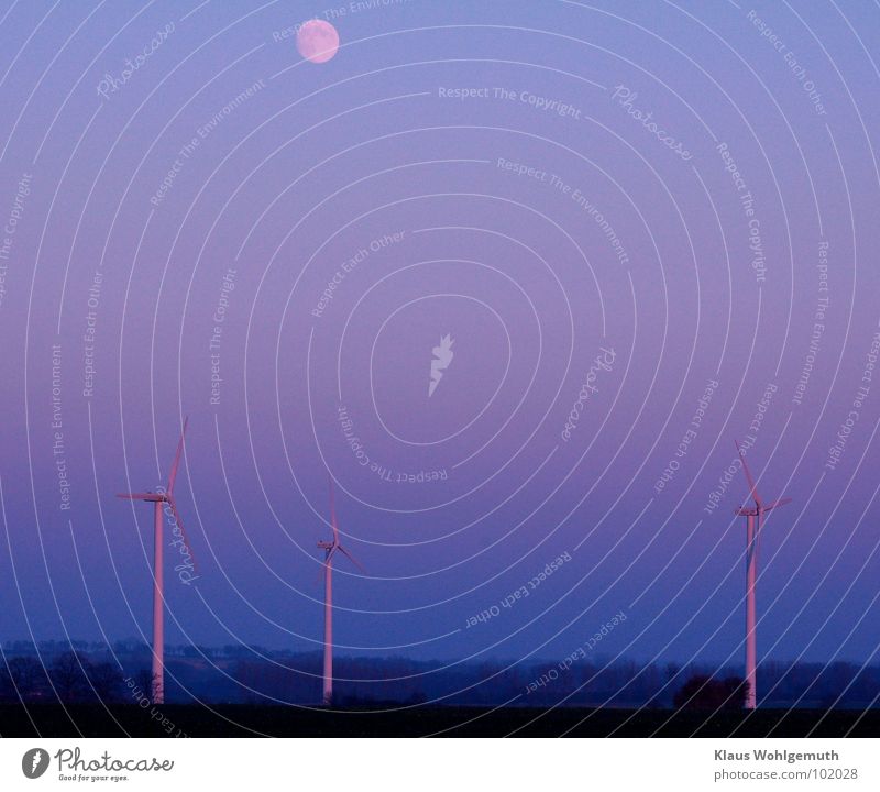 Vollmomd über Windrädern im blauen Licht des Abends Industrie Technik & Technologie Windkraftanlage Landschaft Mond Salow Romantik Teleaufnahme Dämmerung