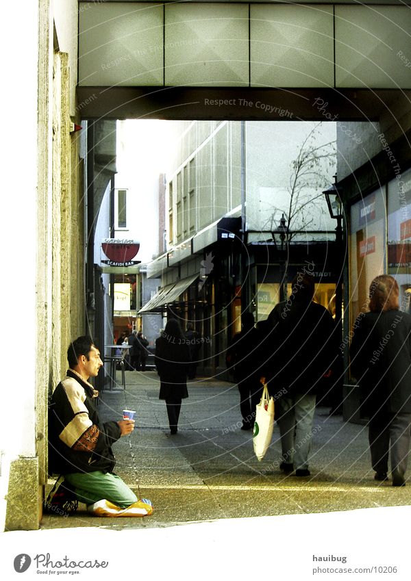 Einsam in der Straße#2 Einsamkeit leer Denken Bettler Mann nachdenken Ecke Arme