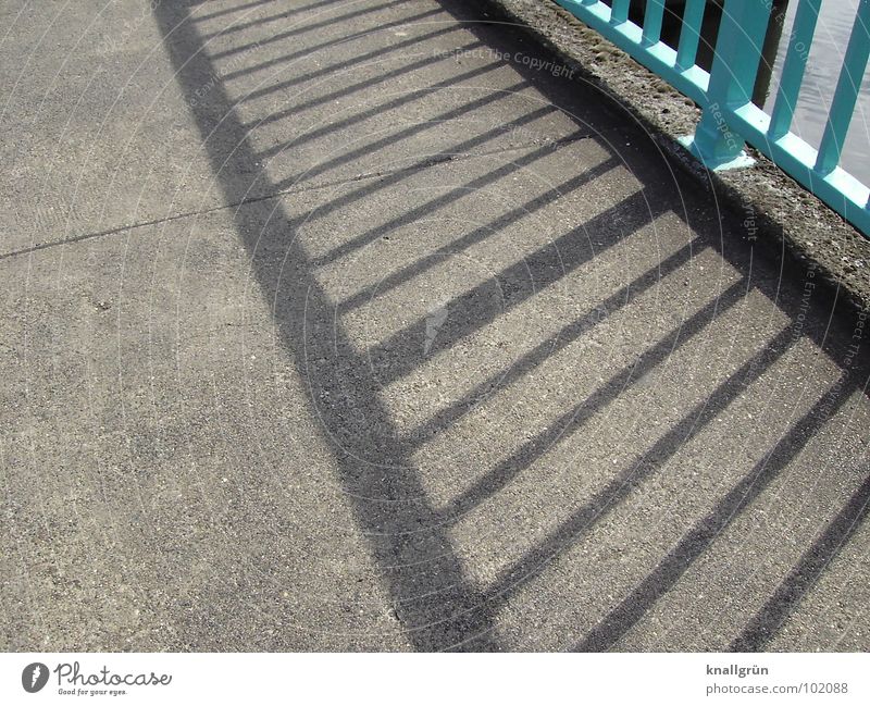 Wo viel Licht ist... Streifen türkis hell-blau Asphalt grau Brückengeländer Sommertag Schatten Sonne Wege & Pfade Spaziergang