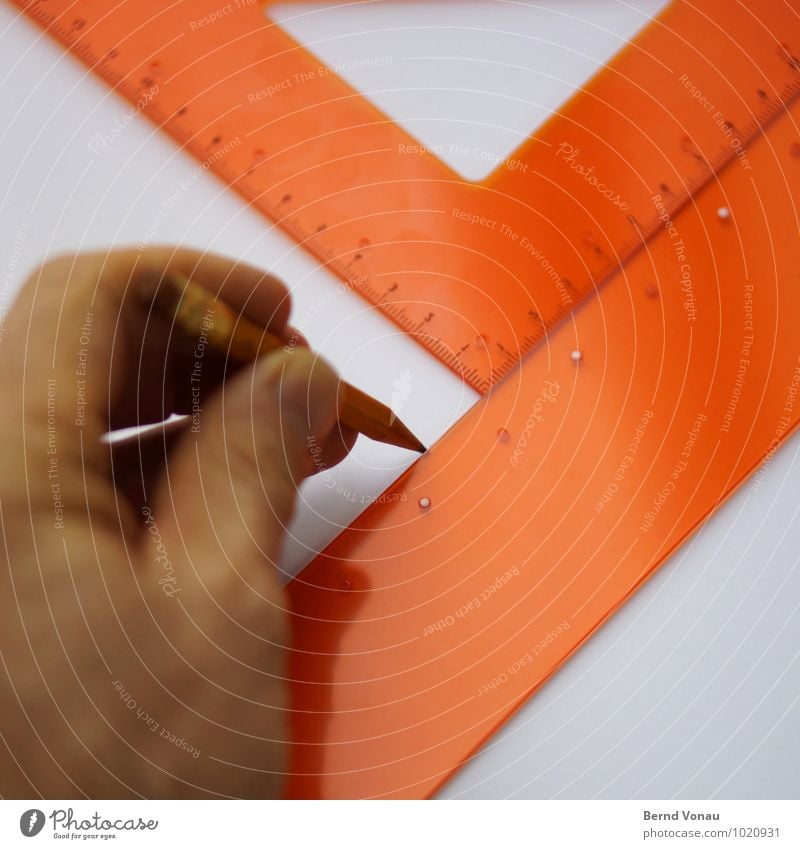 Linientreu Arbeit & Erwerbstätigkeit Büroarbeit Mann Erwachsene Hand Finger Schreibwaren Kunststoff zeichnen braun grau orange Dreieck Geometrie technisch