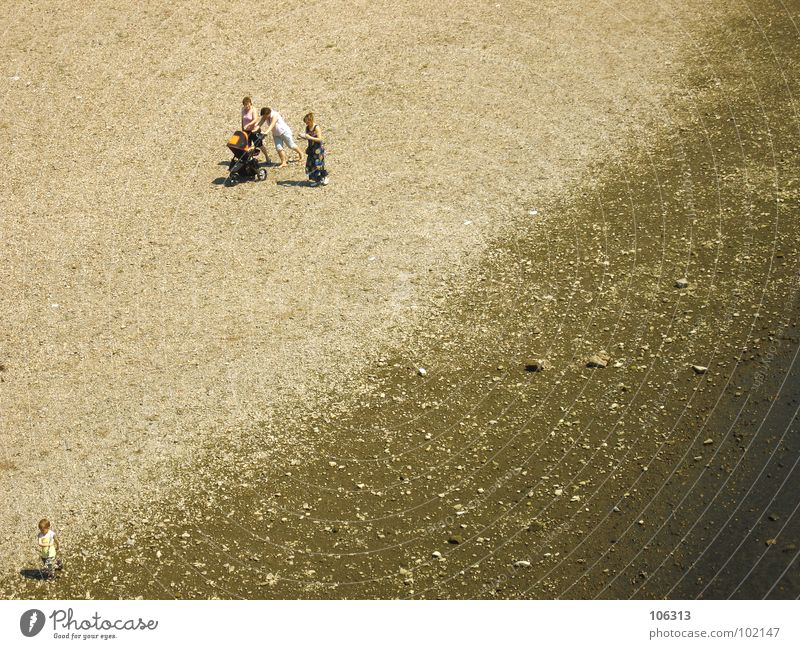 DIE DREI LUSTIGEN VIER [END] Strand Küste Meer See Suche Kinderwagen schieben Zerreißen drücken Spielen Spaziergang Frau Stein Barfuß Mann Einsamkeit abgelegen