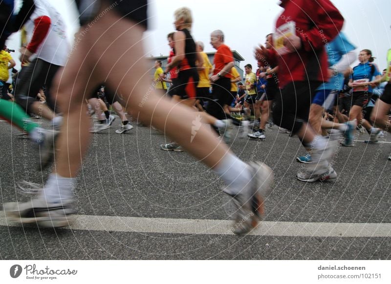 neulich beim Marathon (Teil 3) Joggen Geschwindigkeit Schuhe Turnschuh Ausdauer Bewegungsunschärfe Freude Sport Spielen Fitness laufen rennen Beine Gesundheit
