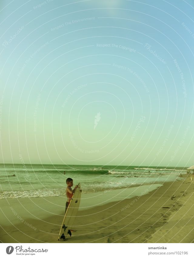 Spor do sol II. Brasilien Ceará Strand Surfer Surfbrett Surfen Sonnenuntergang Wellen Meer Freude Sport Spielen Wassersport Paracuru Local Freiheit Sand