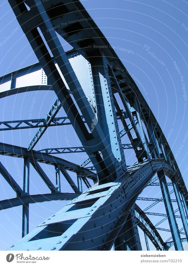 Übergang Stahl fahren Überqueren Industrie Brücke blau Himmel Bahnübergang alt Auschnitt Bridge Niete Stahlnieten Verkehrswege Metall Architektur