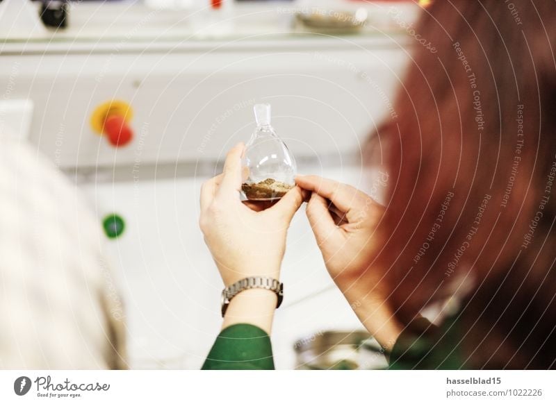 bottle-show feminin Frau Erwachsene Weiblicher Senior Hand 1 Mensch beobachten Chemie Schulunterricht Glasflasche zeigen untersuchen Probe mischen Lehrer