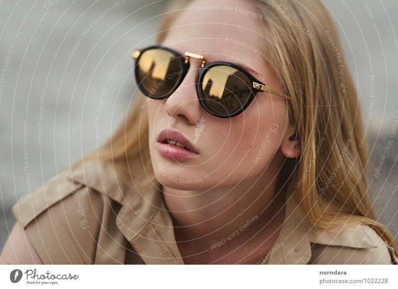 Sonnenbrille Stil Design schön Haare & Frisuren Gesicht Kosmetik Parfum Schminke Lippenstift Junge Frau Jugendliche Erwachsene Mode Accessoire Schmuck Brille
