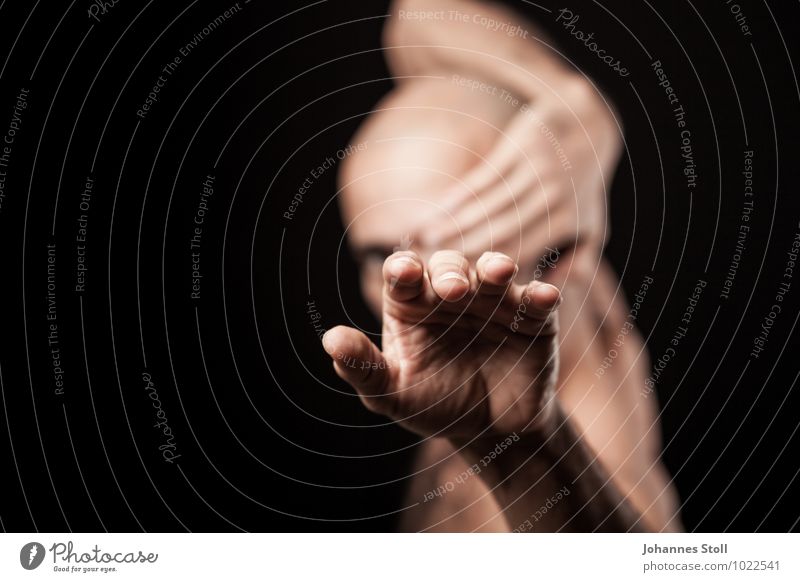 Die einäugige Cobra schön Haut Meditation maskulin Hand Finger 1 Mensch 30-45 Jahre Erwachsene Theater Bühne Tänzer Balletttänzer Glatze Brustbehaarung berühren