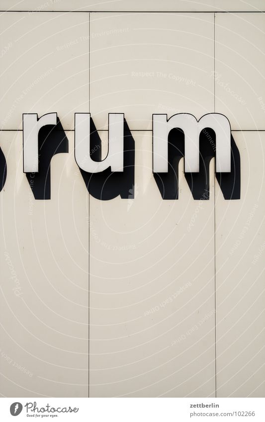 Kulturfo Rum Typographie Beschriftung Kulturforum Berlin Detailaufnahme Buchstaben Schriftzeichen Kunst Alkohol Schatten baukörper scharoun Architektur