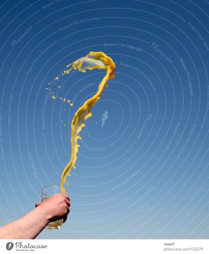 Hepp. Saft Geschwindigkeit Orangensaft Hand spritzen Becher Wellen gefroren kurz Bewegung Freude orange Arme Himmel Glas Wassertropfen Gefäße Momentaufnahme