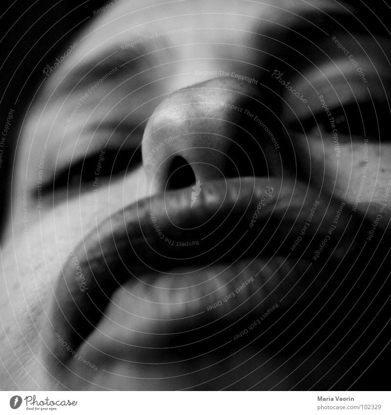 Wurschtlippe Selbstportrait Lippen Sommersprossen Augenbraue schmollen Schmollmund Jugendliche obskur Freude Mund Nase Schwarzweißfoto