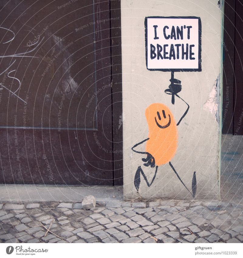 politics on the wall Stadt Haus Bauwerk Mauer Wand Tür Fußgänger atmen gehen ersticken Tod Graffiti Politik & Staat Aussage Eric Garner Pflastersteine