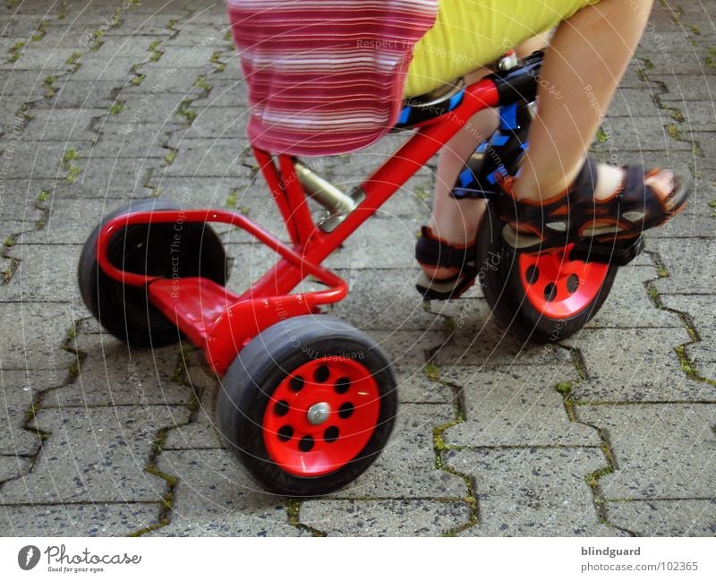 Watch The Children Play °°° Kind Spielen Dreirad fahren rot treten Sandale stehen strampeln Hose Hemd gelb Schuhe Sommer Erfolg bycicle Sitzgelegenheit sitzen