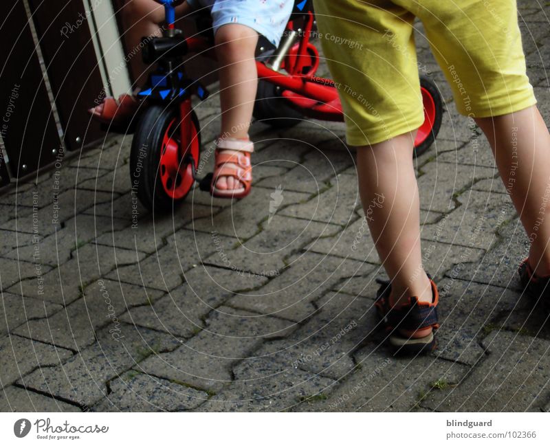 Watch The Children Play °° Kind Spielen Dreirad fahren rot treten Sandale stehen strampeln Hose Hemd gelb Schuhe Sommer Kommunizieren bycicle Sitzgelegenheit