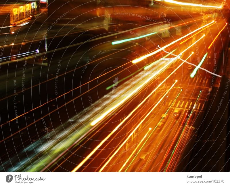 Linien des Lichts Nacht Langzeitbelichtung Belichtung Zebrastreifen Straße PKW Lichtstrahl Dynamik