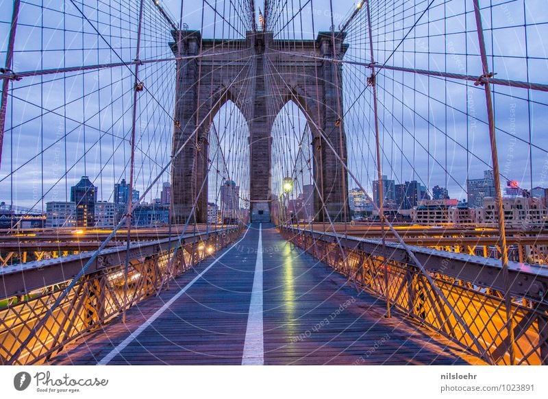 brooklyn bridge 5 pm Ferien & Urlaub & Reisen Sightseeing Stadt Brücke Bauwerk Architektur Sehenswürdigkeit Verkehrswege Wege & Pfade blau gold grau orange