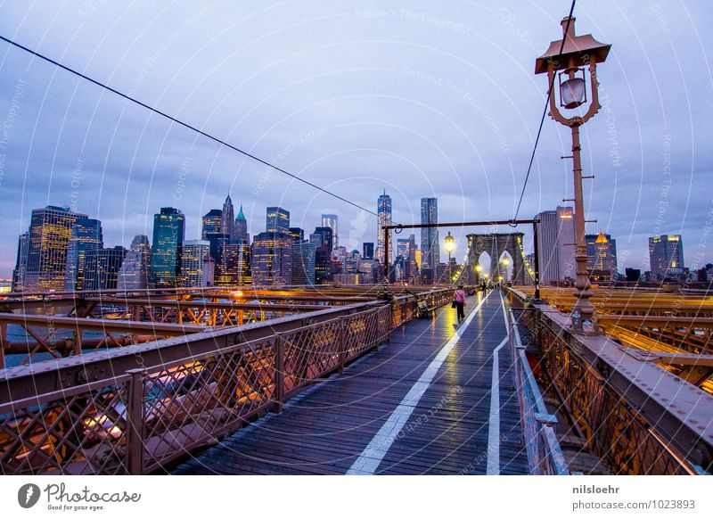 brooklyn bridge sky Himmel Wolken New York City Stadt Brücke Fußgänger Wege & Pfade leuchten blau gold grau Farbfoto Außenaufnahme Morgen