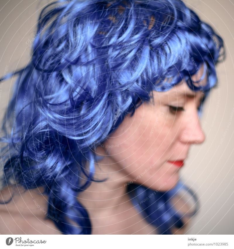 Blaue Welle Lifestyle Freude Freizeit & Hobby ausgehen Karneval Frau Erwachsene Leben Haare & Frisuren Gesicht 1 Mensch 30-45 Jahre langhaarig Locken Perücke