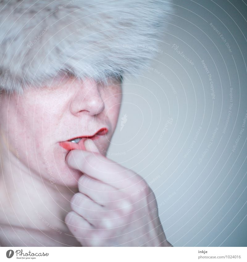 Portraitpose: neu interpretiert Lifestyle Stil schön Lippenstift Frau Erwachsene Leben Gesicht Mund Hand 1 Mensch 30-45 Jahre Mode Fell Mütze Kommunizieren