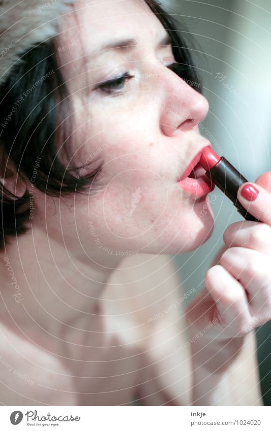 lipstick Lifestyle Stil schön Körperpflege Kosmetik Schminke Lippenstift Nagellack Frau Erwachsene Leben Gesicht Hand 1 Mensch 30-45 Jahre feminin rot Farbe