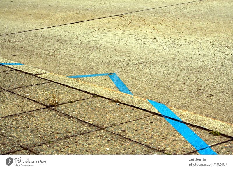Blaue Linie Bürgersteig Fuge Unsinn Bordsteinkante abbiegen Diagramm veranschaulichen deuten Horoskop Verkehrswege Schilder & Markierungen Kommunizieren blau