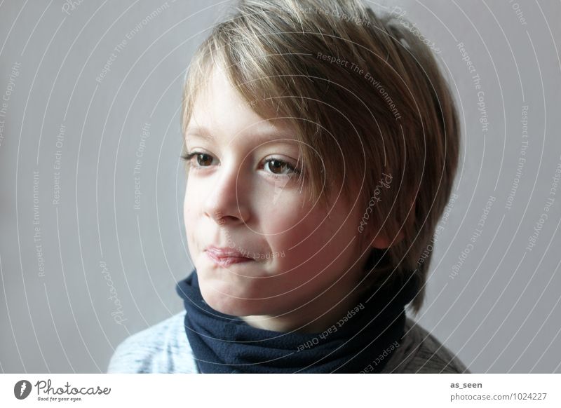 Skepsis Junge Familie & Verwandtschaft Kindheit Leben 8-13 Jahre Schal Haare & Frisuren blond Blick authentisch blau braun grau Freundlichkeit Entschlossenheit