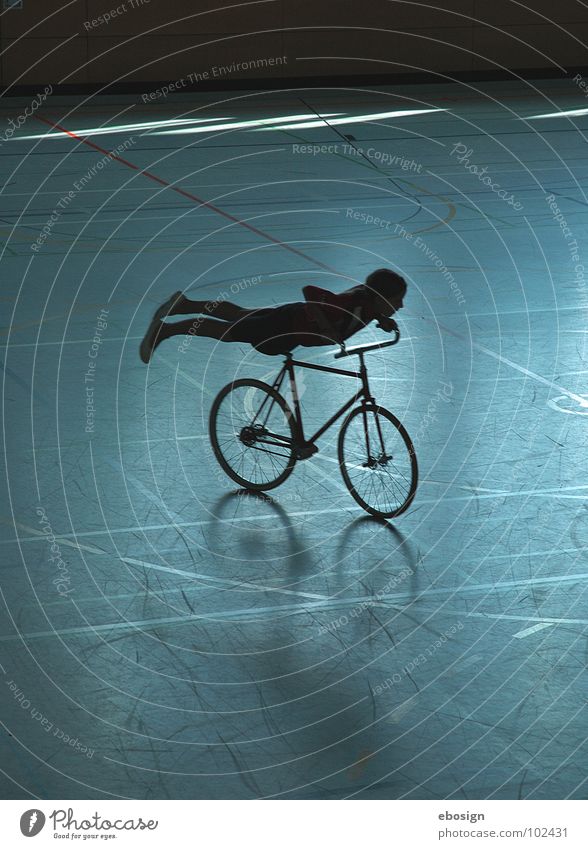 Fahrrad-Flug Sport Turnen fahren Sporthalle Akrobatik Zufriedenheit Kreis Freizeit & Hobby Konzentration Farbe sportlich Kunstrad Lagerhalle blau Schatten
