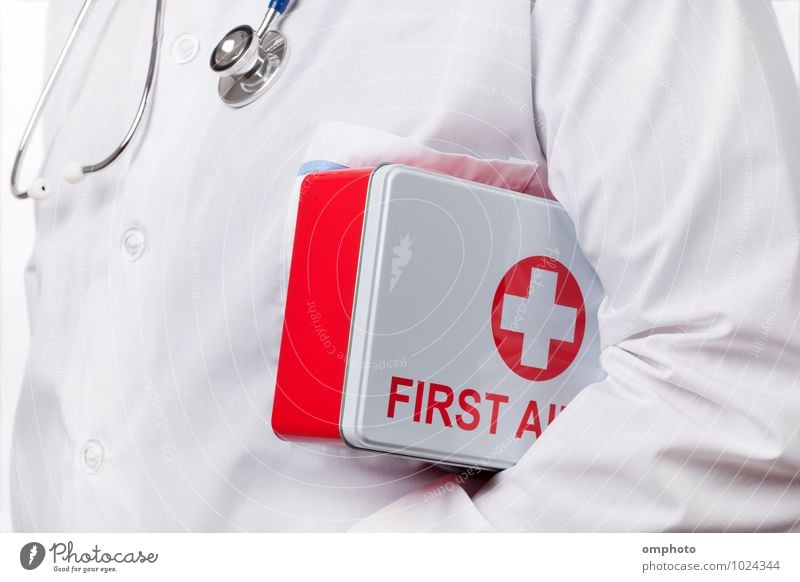 Arzt mit Erste-Hilfe-Kasten unter dem Arm Gesundheitswesen Werkzeug Mann Erwachsene 1 Mensch Mantel Arbeit & Erwerbstätigkeit tragen rot weiß Berater Praktiker