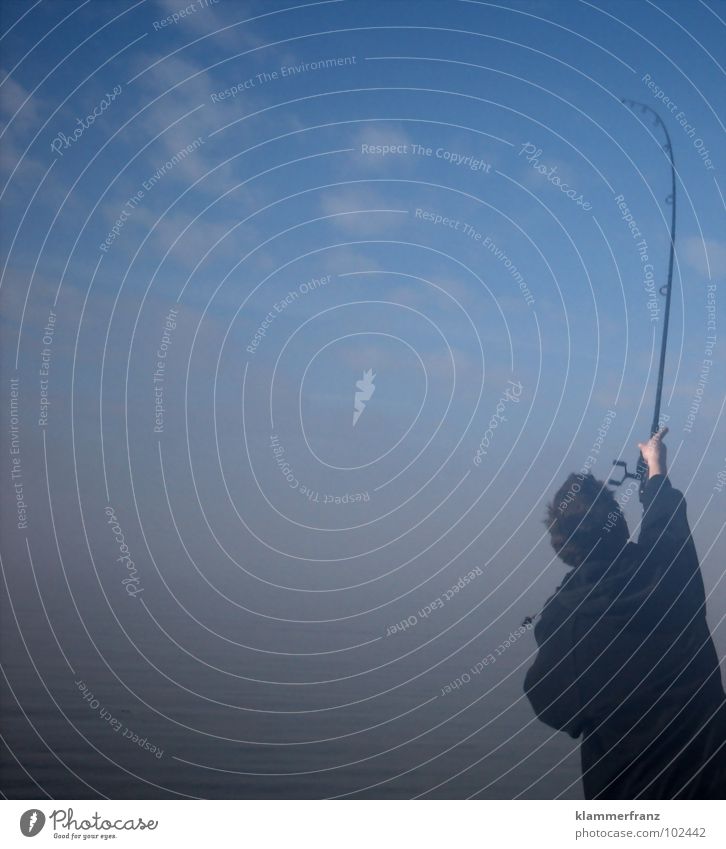 Der Fischer Nebel Morgen Angelrute werfen Angeln Schwung Wolken Himmel unklar Freizeit & Hobby Meer Rutenschwung Unschärfe Außenaufnahme Angler Ein Mann allein