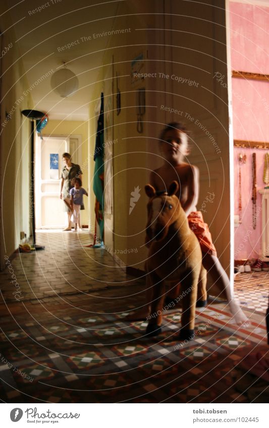 Spielkind Kind Pferd Schaukelpferd Mutter Mädchen Frau Spielen Haus Wohnung Kinderzimmer Flur Mosaik rosa schwarz beige gelb Frieden toben Licht Spanien