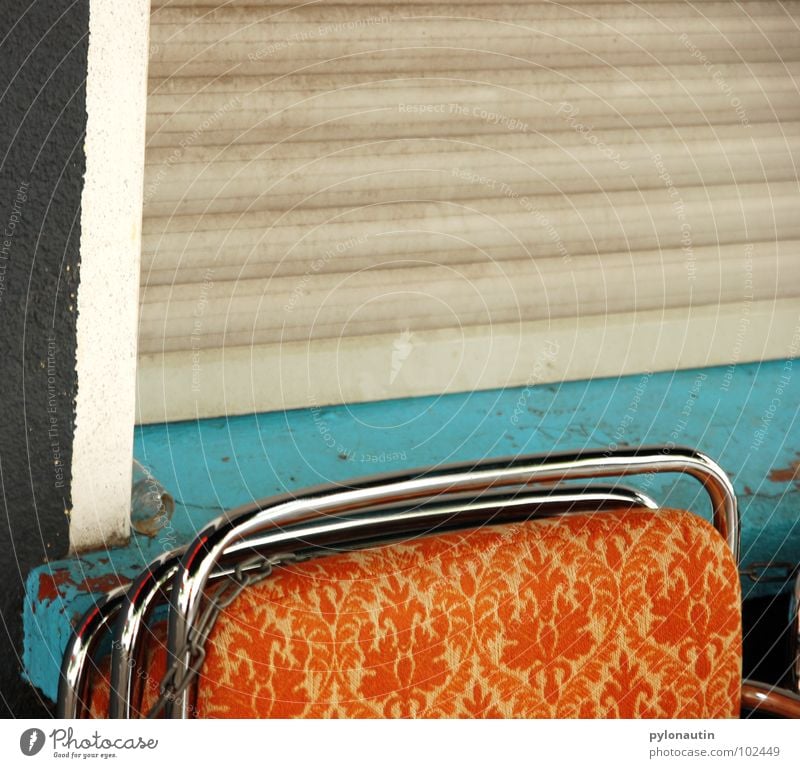 Anlehnung an die 70er Siebziger Jahre retro Stoff Fenster Fensterbrett Muster türkis weiß grau Rollo Café anlehnen Möbel Stuhl stuhllehne Metall D80 orange