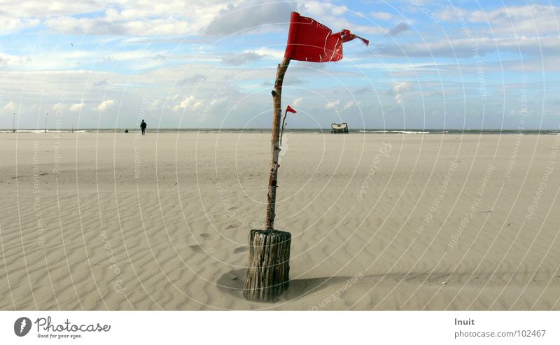 Fahne rot Strand Meer Horizont Aussage Norderney Einsamkeit Unendlichkeit Wolken Sturm Küste Sand Himmel Wegweiser Hinweisschild Nordsee Insel Wind
