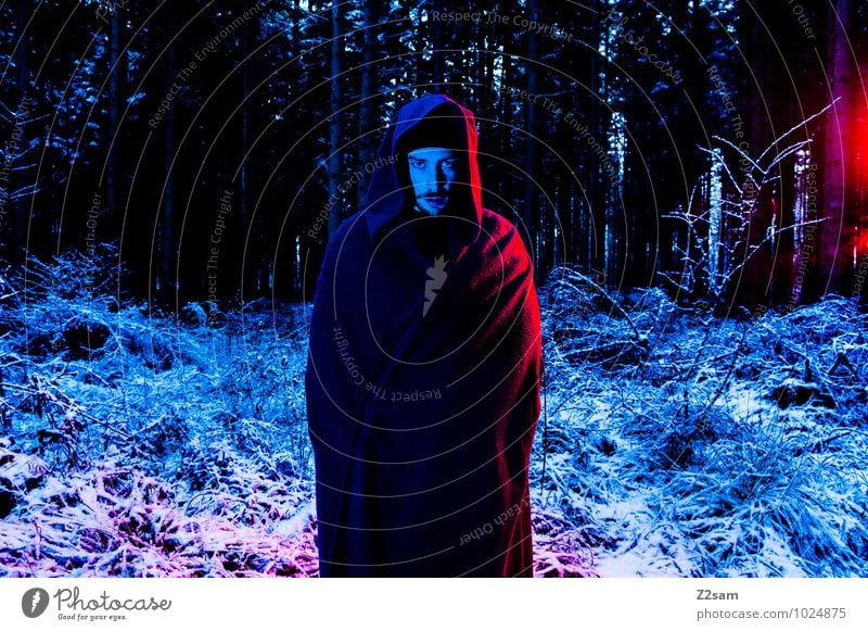 Dark Night maskulin Junger Mann Jugendliche 30-45 Jahre Erwachsene Natur Landschaft Winter Sträucher Wald Mantel dunkel gruselig kalt rebellisch blau rot