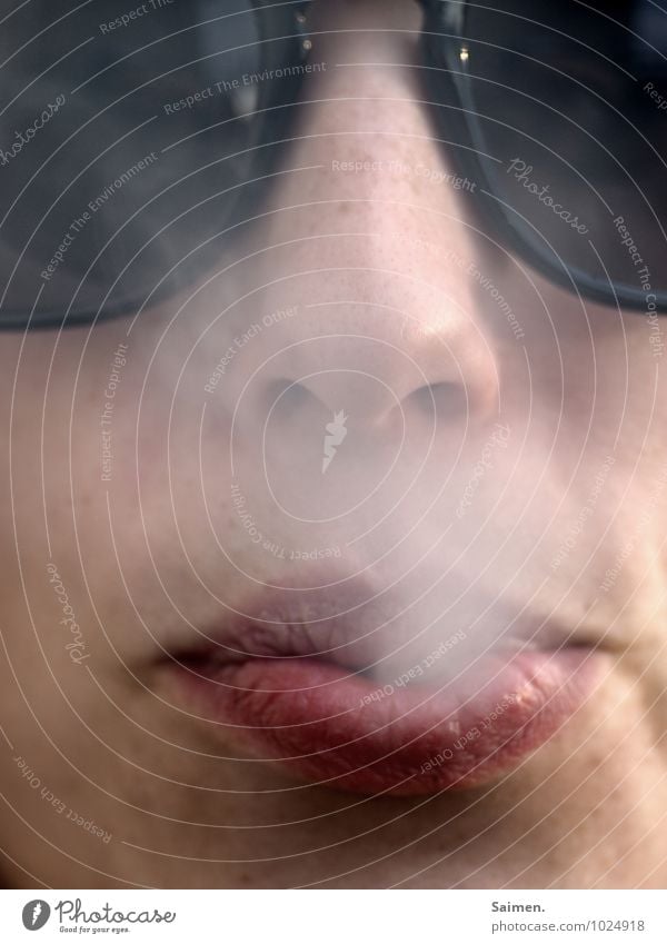 Arschcool Mensch feminin Junge Frau Jugendliche Gesicht Nase Mund Lippen 1 18-30 Jahre Erwachsene Sonnenbrille Rauchen Gesundheit atmen Coolness schädlich