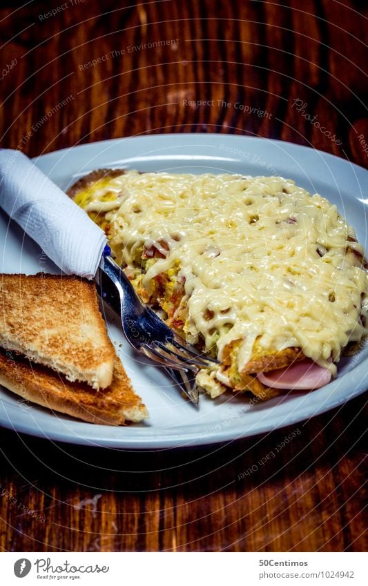 Breakfast of Champions – Frühstück für Helden Wurstwaren Käse Ernährung Fastfood Rührei Omelett Teller Gesundheit Essen genießen lecker natürlich Originalität
