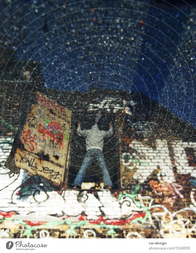 Jugendlicher mit Kapuze steht im Türrahmen Persön männlich jugendlich stehen Klinker Mauerwerk Reflexion Graffiti dunkel düster Spiegelung jung Person Teenager