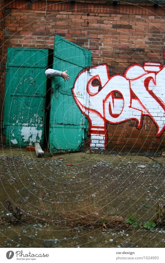 Nicht ganz verlassenes Gebäude mit Graffiti Ruine Haus Wandel & Veränderung Vergänglichkeit Verfall Architektur verfallen Verlassen Zerstörung Leerstand trist