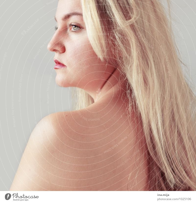 Profilaufnahme einer blonden langhaarigen jungen Frau mit hellen Augen Mensch feminin Junge Frau Jugendliche Erwachsene Haut Gesicht Schulter 18-30 Jahre
